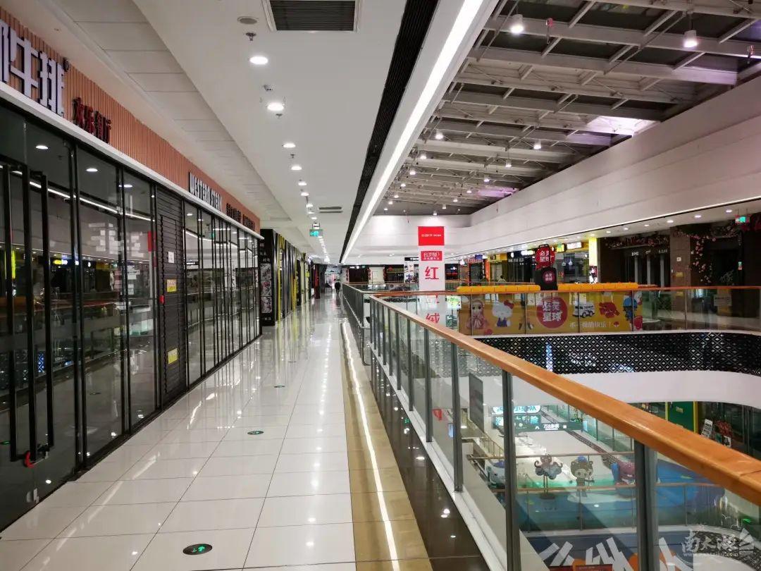 两女孩店门口喝奶茶被货车压死悲剧发生，两女孩店门口喝奶茶遭遇货车碾压身亡