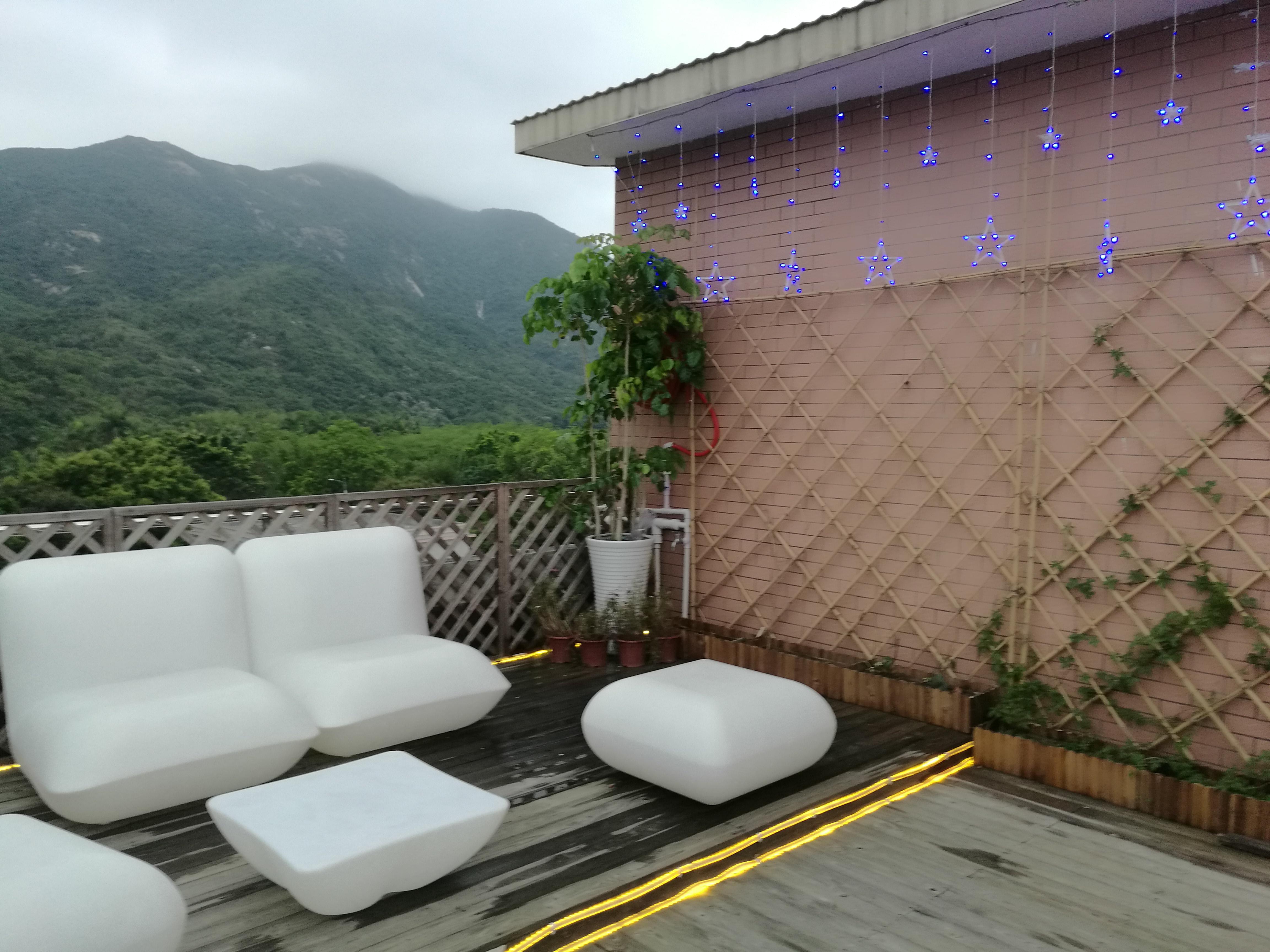 多人烧烤店外用餐遭楼上住户泼液体多人烧烤店外用餐遭楼上住户泼液体，事件分析与应对之道