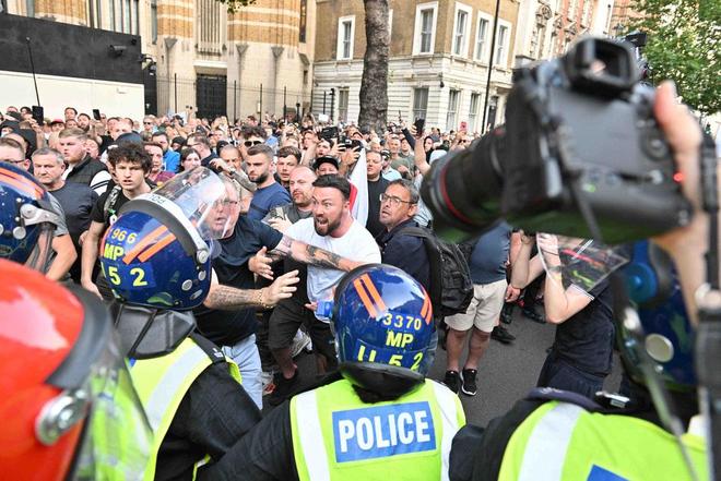 英国抗议者英国抗议者涉及多个议题和群体，以下是一些常见的英国抗议者类型及其关注的议题